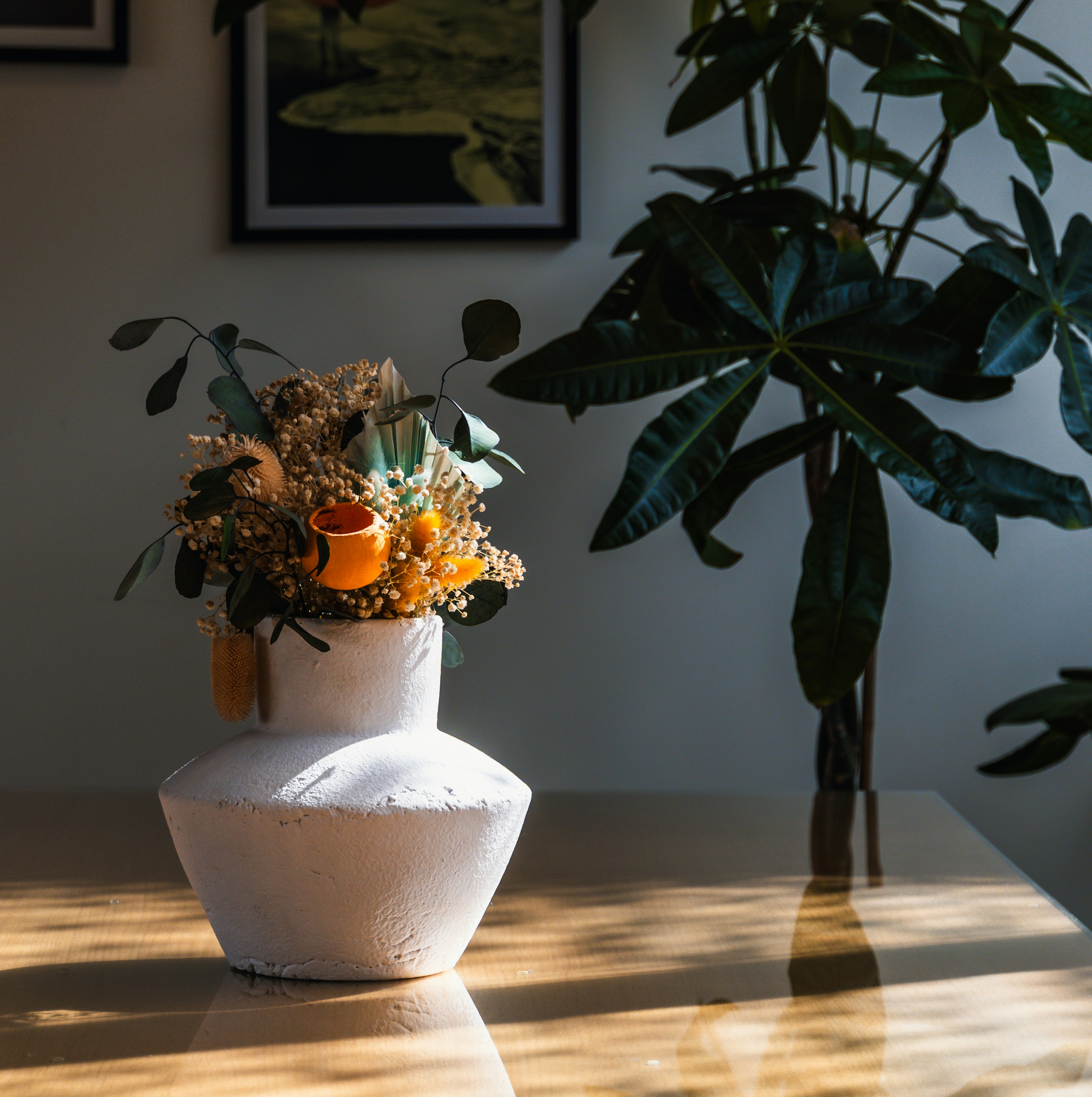 mesa de madeira com vaso de plantas em cima